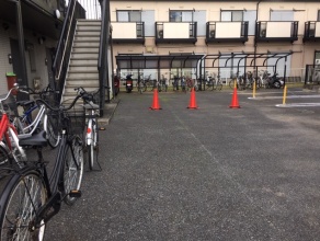 駐車場～駐輪場（自転車は駐輪場へ置きましょう）